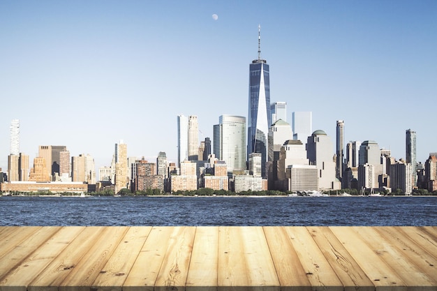 Tafelblad gemaakt van houten matrijzen met uitzicht op de stad New York op achtergrondsjabloon
