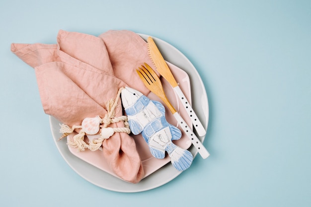 tafeldecor en zeedecoraties voor het serveren van een feestelijke tafel borden wijnglazen en bestek