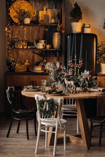 Tafeldecoratie van Kerstmis in de keuken in het interieur