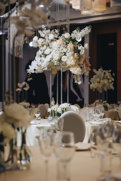 Tafelgerei glazen bloem vork mes geserveerd voor het diner in restaurant met gezellig interieur