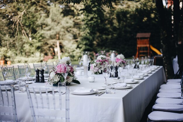 Tafelgerei glazen bloem vork mes geserveerd voor het diner in restaurant met gezellig interieur