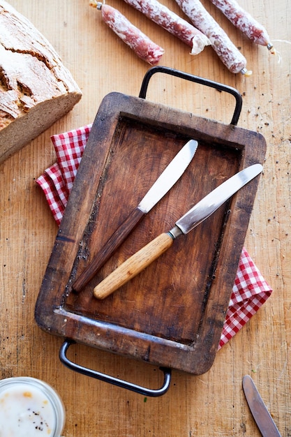 Tafelmessen op houten dienblad