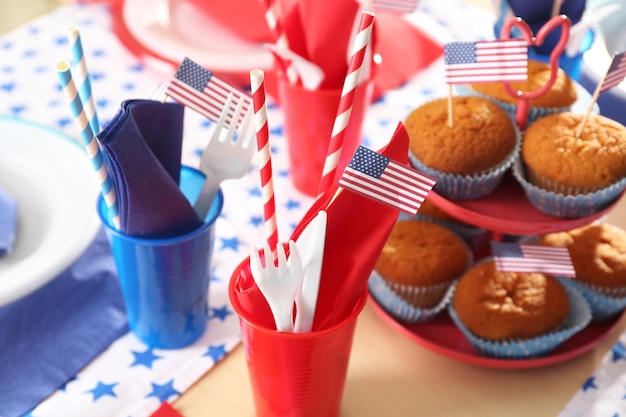 Tafelopstelling met plastic servies voor een zomerpicknick