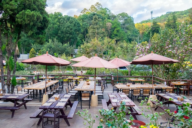 Tafels en stoelen bereiden zich voor op diner in restaurant