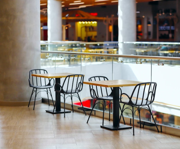 Tafels en stoelen in cafés in het winkelcentrum