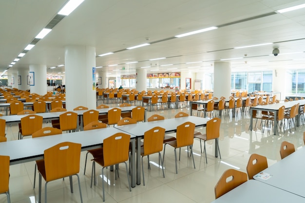 Tafels en stoelen in de eetzaal