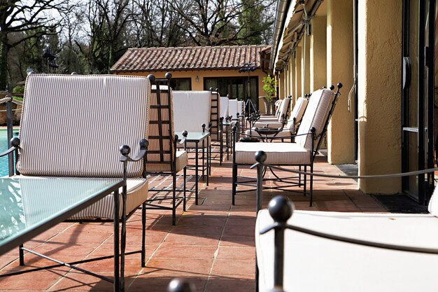 Tafels en stoelen in een café