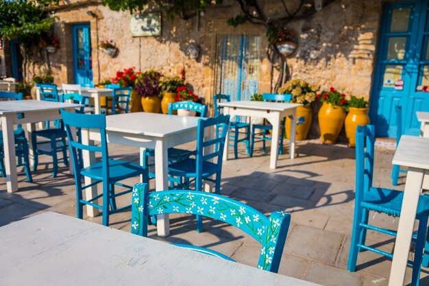 Tafels en stoelen opgesteld in een traditioneel Italiaans restaurant in Marzamemi - Sicilië tijdens een zonnige dag