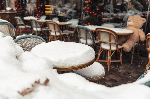 Tafels in cafés bedekt met sneeuw