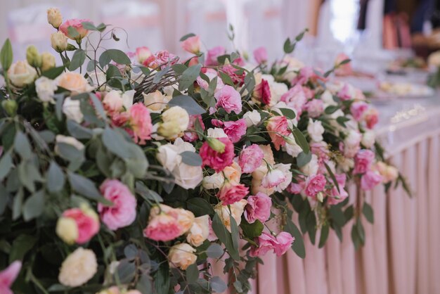 Tafels versierd met bloemen op trouwdag