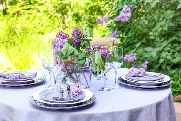 Tafelschikking voor diner in prachtige lila tuin