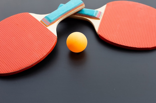 Tafeltennis racket en bal. Sport voor gezondheidsconcept