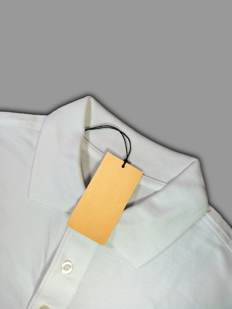 白いポロシャツのタグ価格
