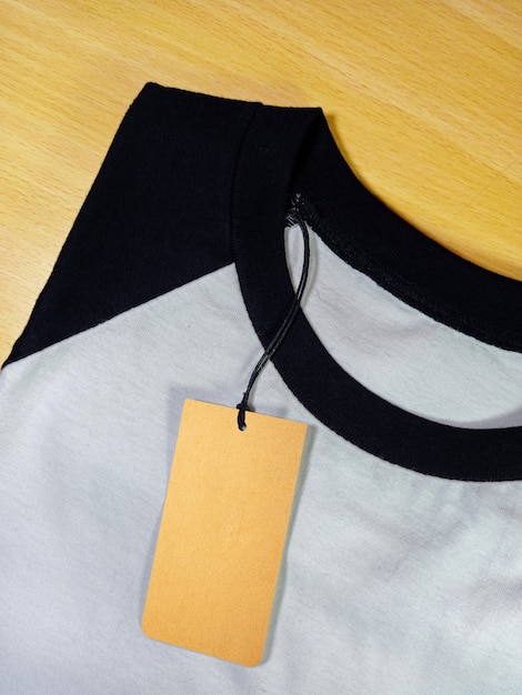 Tag prijs op gevouwen raglan tshirt