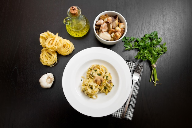 Tagliatelle en champignons met verse ingrediënten