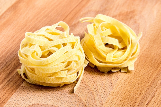 Tagliatelle Italiaanse pasta op houten tafel