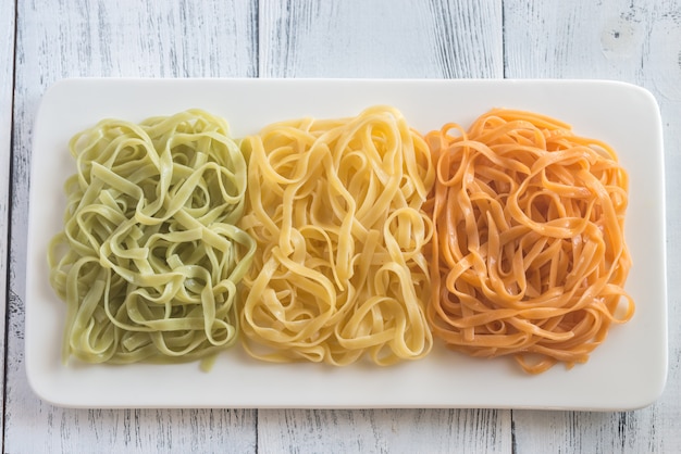 Tagliatelle met basilicum en tomaten