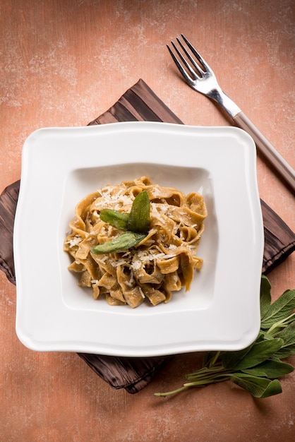 Foto tagliatelle met botersalie en parmezaanse kaas