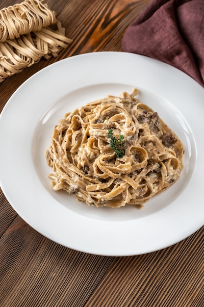 Tagliatelle met eekhoorntjesbrood en romige saus