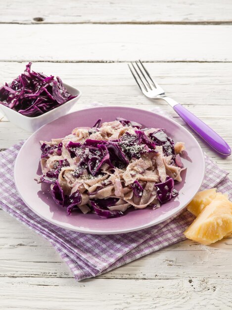 Tagliatelle met rode bloemkool en Parmezaanse kaas vegetarisch eten