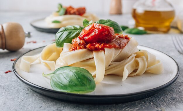 고기와 토마토 소스와 함께 Tagliatelle 파스타 볼로냐