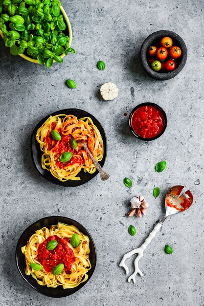 Tagliatelle-pasta met arrabbiatasaus, basilicum, knoflook en cherrytomaatjes