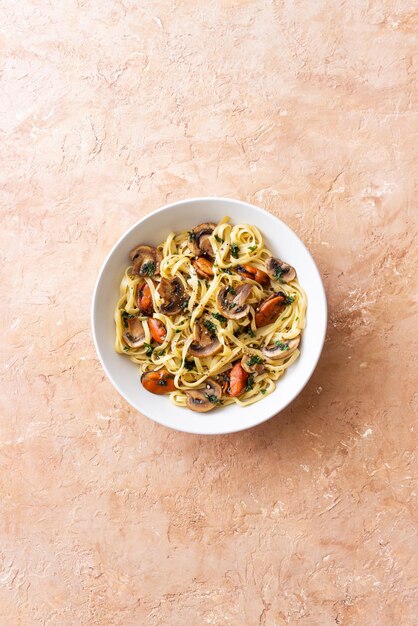 Tagliatelle pasta met mosselen en champignons Italiaanse keuken Zeevruchten