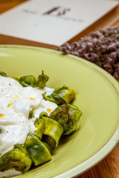 Tagliatelle pasta met spinazie en groene erwtenpesto selectieve focus