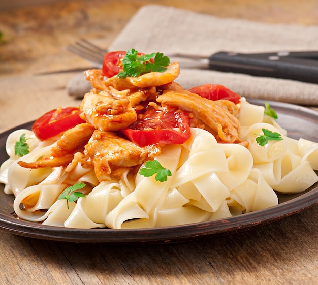 tagliatelle pasta met tomaten en kip