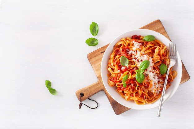 Tagliatelle pasta met tomatensaus Parmezaanse basilicum