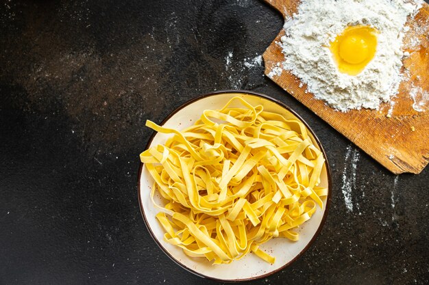 tagliatelle rauwe pasta durumtarwe verse portie klaar om te eten maaltijd snack op tafel kopieer ruimte