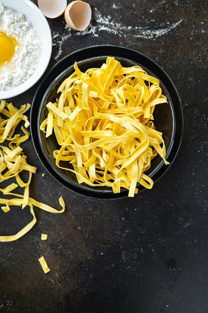 Tagliatelle pasta cruda di grano duro porzione fresca pronta da mangiare spuntino sul tavolo spazio copia