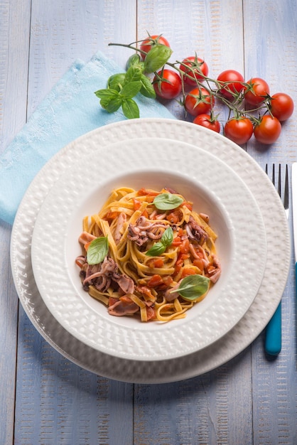 Tagliolini met inktvis en verse tomaten