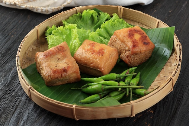 Tahu Bacem Indonesisch traditioneel Javaans recept gemaakt van tofu met zoete gekruide palmsuiker