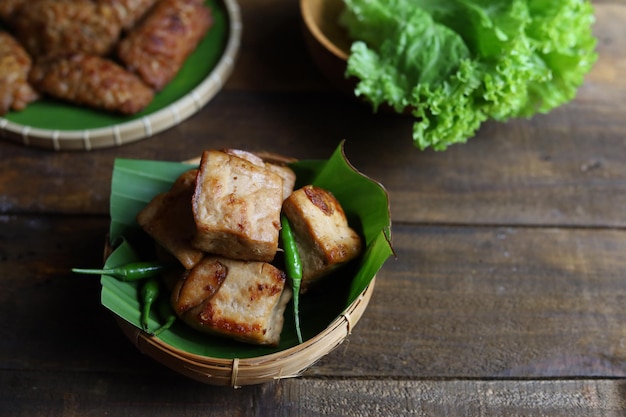 Tahu bacem is traditioneel eten uit java, indonesië, geserveerd op de houten plaat met bananenblad