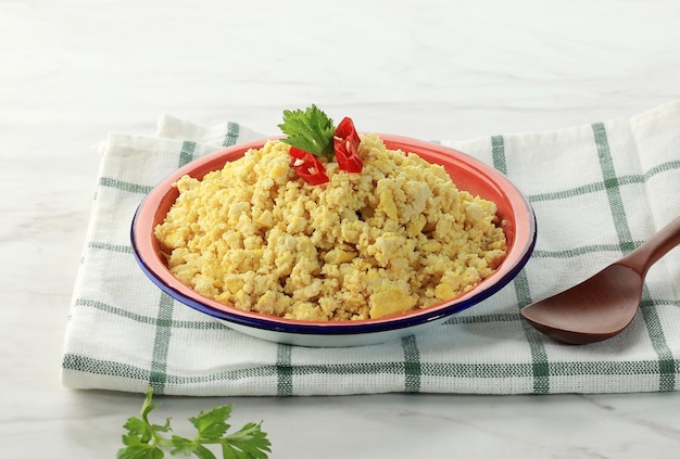 Foto tahu bejek tofu giallo schiacciato cucinato con aglio, scalogno e uova