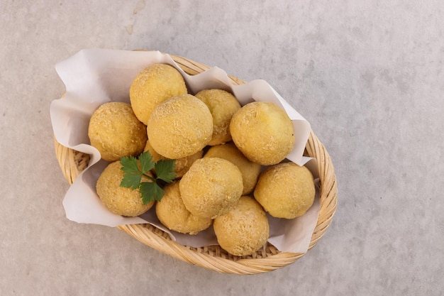 Tahu Bulat of gebakken ronde tofu is een populair straatvoedsel in Indonesië