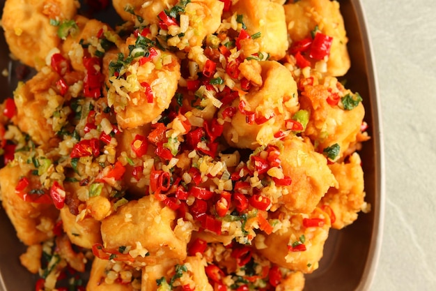 Tahu Cabe Garam of Crispy Salt and Pepper Tofu, gemaakt van in bloem gebakken tofu