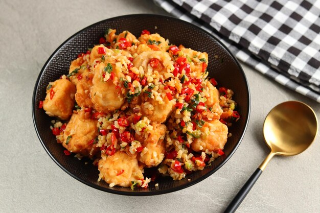 Tahu Cabe Garam of Crispy Salt and Pepper Tofu, gemaakt van in bloem gebakken tofu