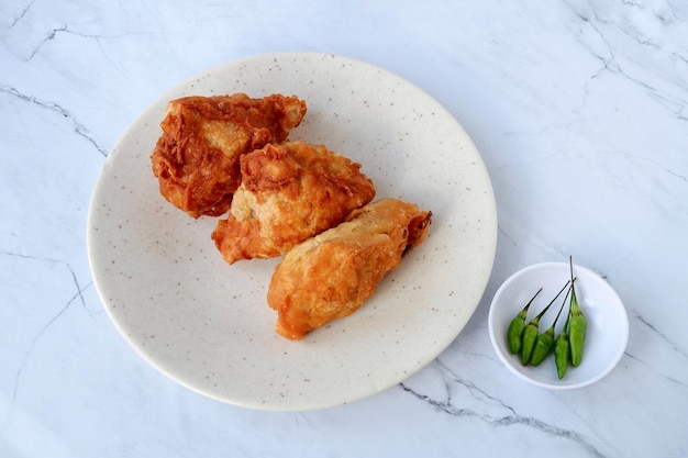 Tahu isi goreng of gebakken tofu gevuld met groenten en meestal geserveerd met groene chili