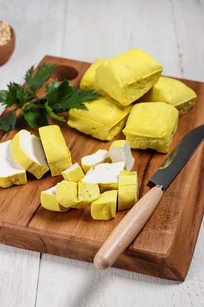 Tahu kuning of rauwe gele tofu is een van de traditionele gerechten in Indonesië