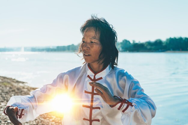 Foto tai chi in riva al lago