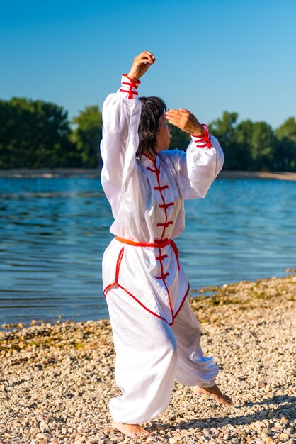 Foto tai chi op het meer