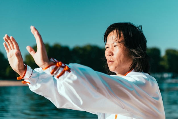 Foto tai chi op het meer