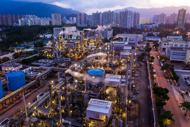 Tai Po, Hong Kong 20 mei 2019: bovenaanzicht van industriële fabrieksfabriek 's nachts