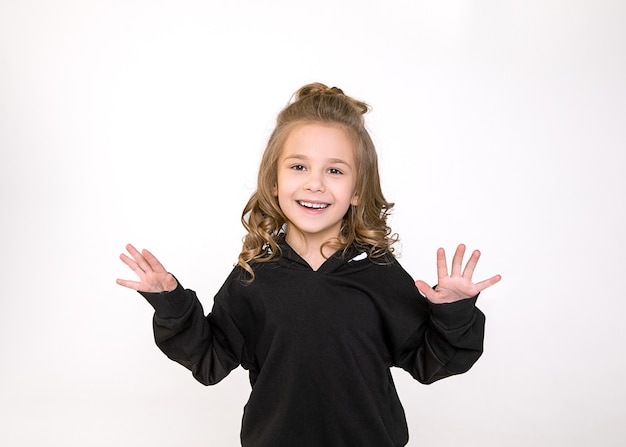 Foto taille studio portret van een schattig kind meisje 6-7 jaar lachen van opwinding, studio opname op witte achtergrondgeluid. menselijke emoties, gezichtsuitdrukkingen concept.