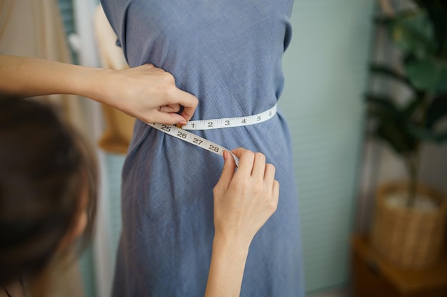 재단사 가게에서 일하는 재단사 여성 새 컬렉션을 디자인하는 워크숍 스튜디오에서 세련된 패션 디자이너 재단사 Dressmaking 및 CreativexAfashion 컬렉션