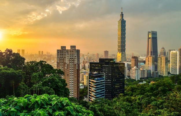 Skyline della città di taipei e grattacielo degli edifici del centro a twilight time a taiwan