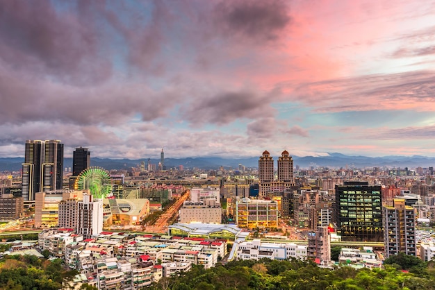 Photo taipei taiwan city skyline in the xinyi district at twilight