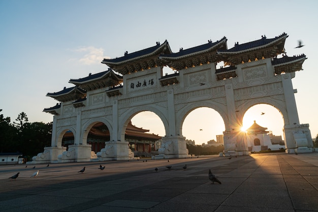 Тайбэй, Тайвань - 11 ноября 2019 года: Главные ворота Национального мемориального зала Чан Кайши (CKS) на восходе солнца, Тайбэй, Тайвань